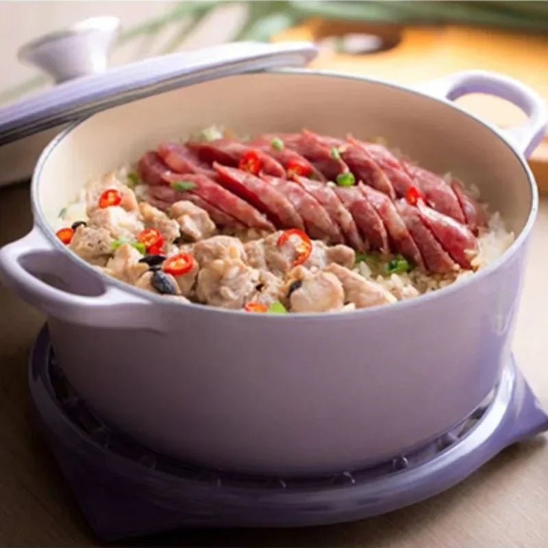 Cocotte Ronde - en - Fonte - Émaillée - 24 CM - (3,7 à 4,2L) - Mijoté, Four et Induction - Nettoyage Facile - 7 Couleurs : violet - avec - nourriture - one - pot