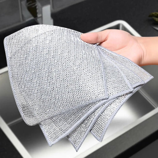 chiffon à vaisselle dans les mains