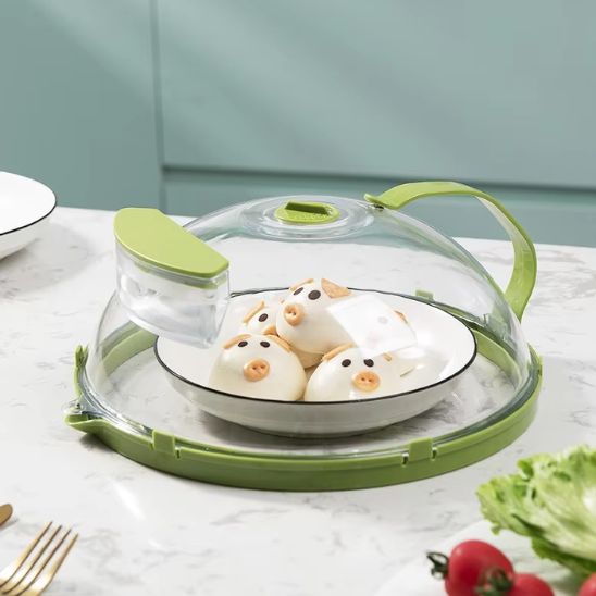 cloche micro-ones couvrant une assiette