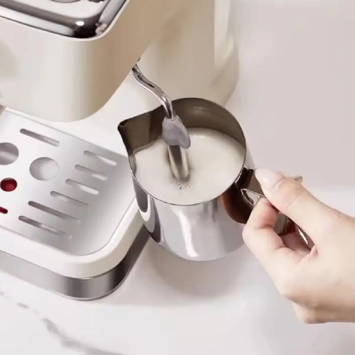 machine- à- café- expresso- professionnelle- design- italien- 15- bars - pour- un- café- parfait : chauffant- un- récipient- de- lait