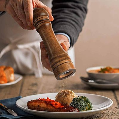 moulin- sel- poivre- bois- à- tige- inox : entrain- de - poivré- un- plat
