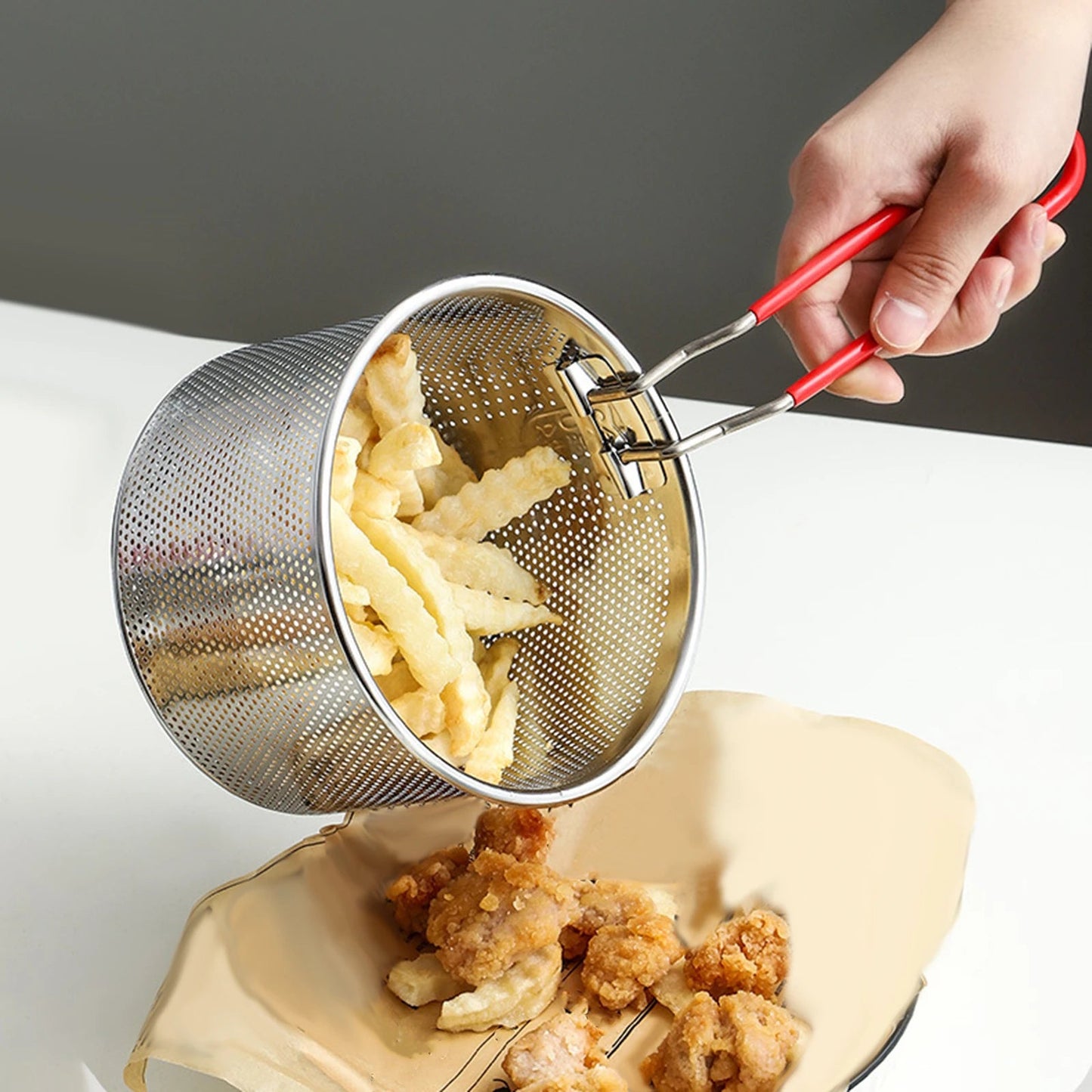 panier-de- cuisson- multifonction- en- acier- inoxydable : versant- frites- poulet- dans- récipient