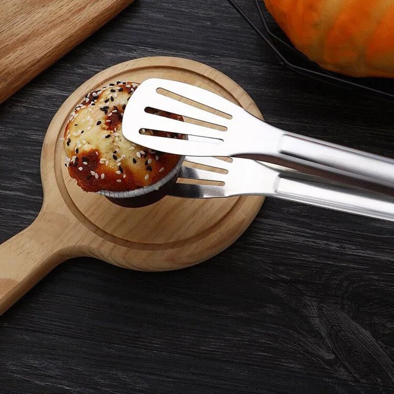 pince- de- cuisine- en- inox- avec- fentes : avec- un- cup- cake