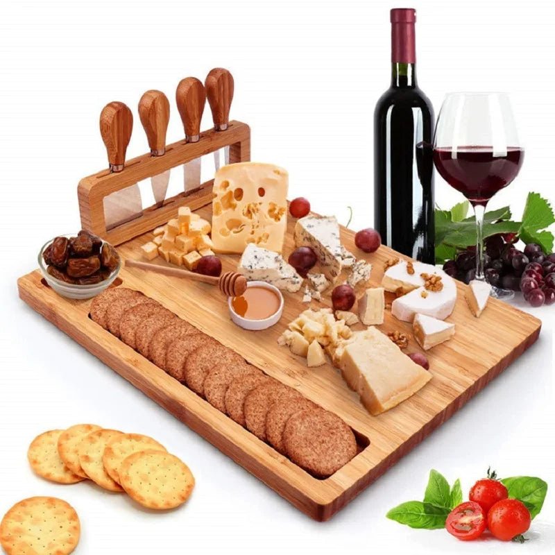 plateau- charcuterie- apéro- en- bois- naturel- avec- compartiments : avec-bouteille-de-vin