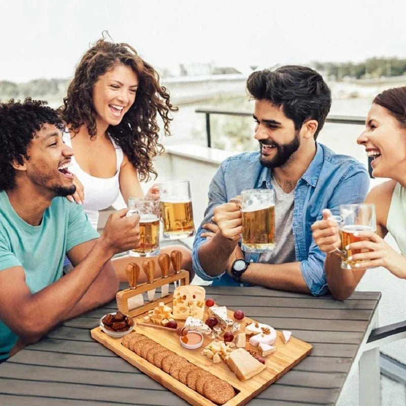 plateau- charcuterie- apéro- en- bois- naturel- avec- compartiments : devant-les-invités