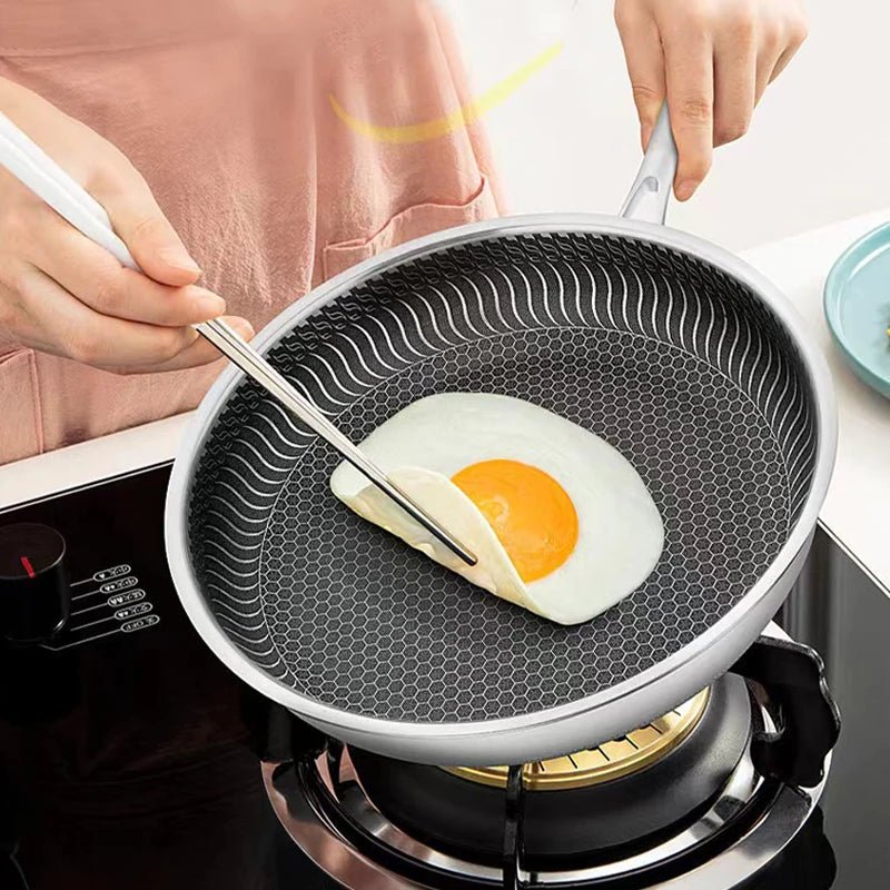 poêle- inox- antiadhésive - Diamètres 28cm- et- 30cm : montrant- la- qualité- de- la- cuisson- d'un- oeuf