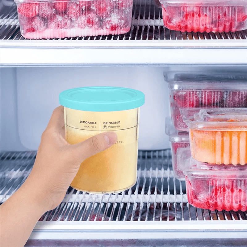 récipient du ninja CREAMI DELUXE allant au frigo