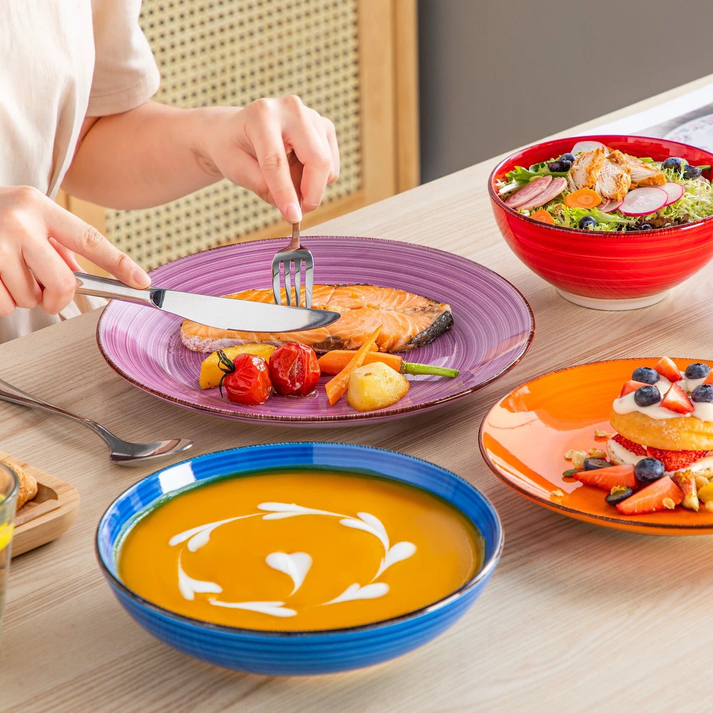 service- de- table- BONITA- VANCASSO- Vaisselle- en- grès- 18- pièces : set- violet- orange- bleu- bol- rouge- avec- nourriture