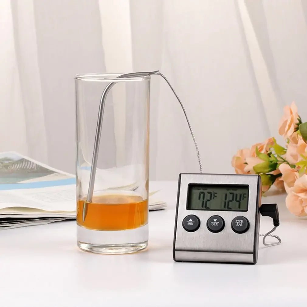 thermomètre- de- cuisine- à- sonde- pour- four- et- gril- TP700 : dans- le- verre- sur- la- table