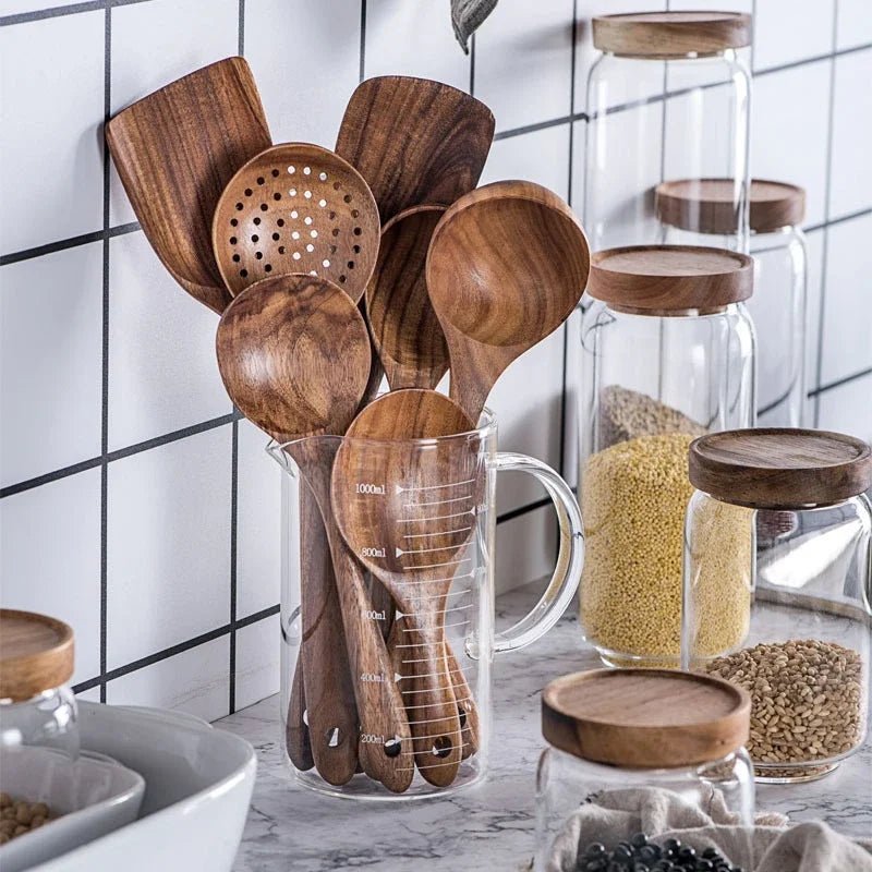 ustensiles- de- cuisine- en- bois d'olivier - spatule-louche : dans- un- verre- à- mesuré