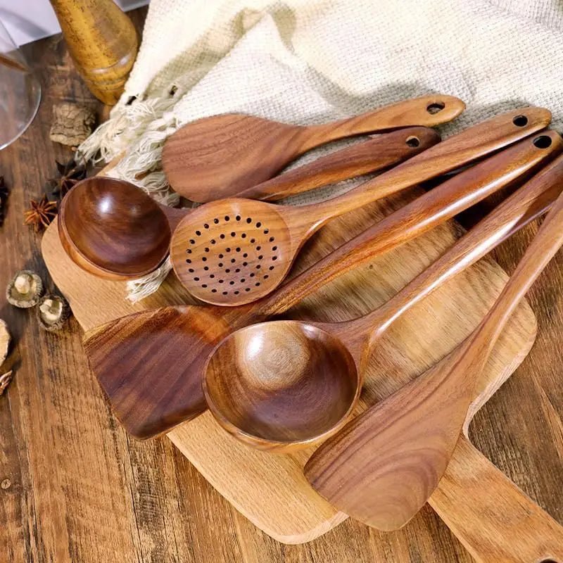 ustensiles- de- cuisine- en- bois d'olivier - spatule-louche : exposer- sur- planche- en- bois