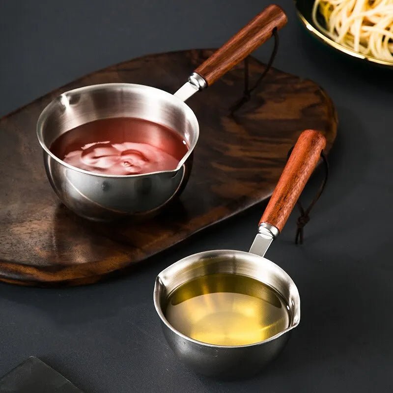 CASSEROLE- À- HUILE- CHAUDE- POUR- ARROSAGE  : avec-huile-et-sauce