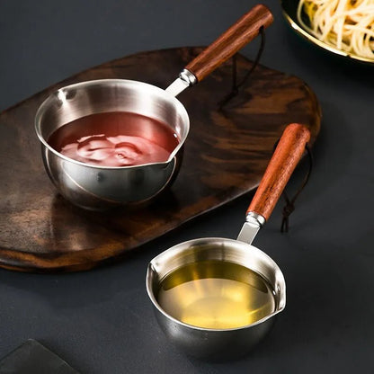 CASSEROLE- À- HUILE- CHAUDE- POUR- ARROSAGE  : avec-huile-et-sauce