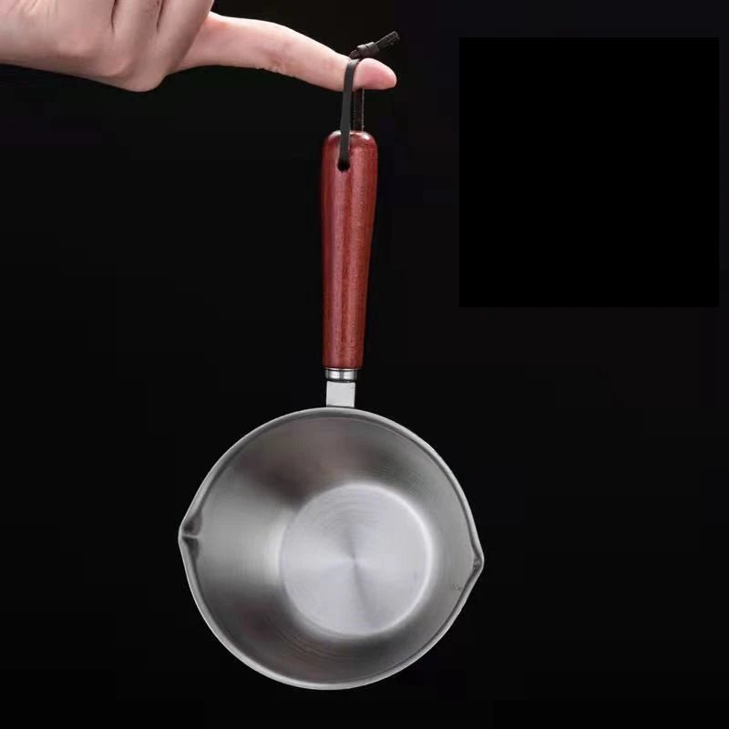 CASSEROLE- À- HUILE- CHAUDE- POUR- ARROSAGE  : sur- un- doigt