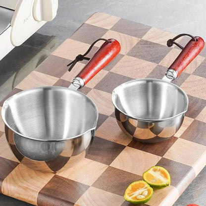 CASSEROLE- À- HUILE- CHAUDE- POUR- ARROSAGE  : sur-planche-à-découper