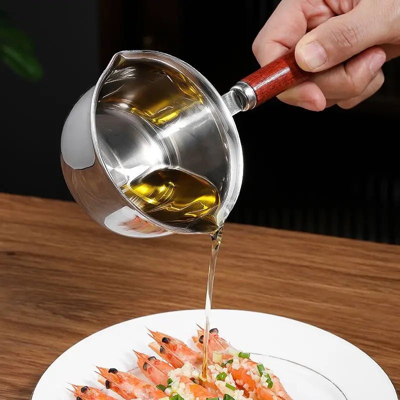 CASSEROLE- À- HUILE- CHAUDE- POUR- ARROSAGE  : verse-huile-sur-crevettes