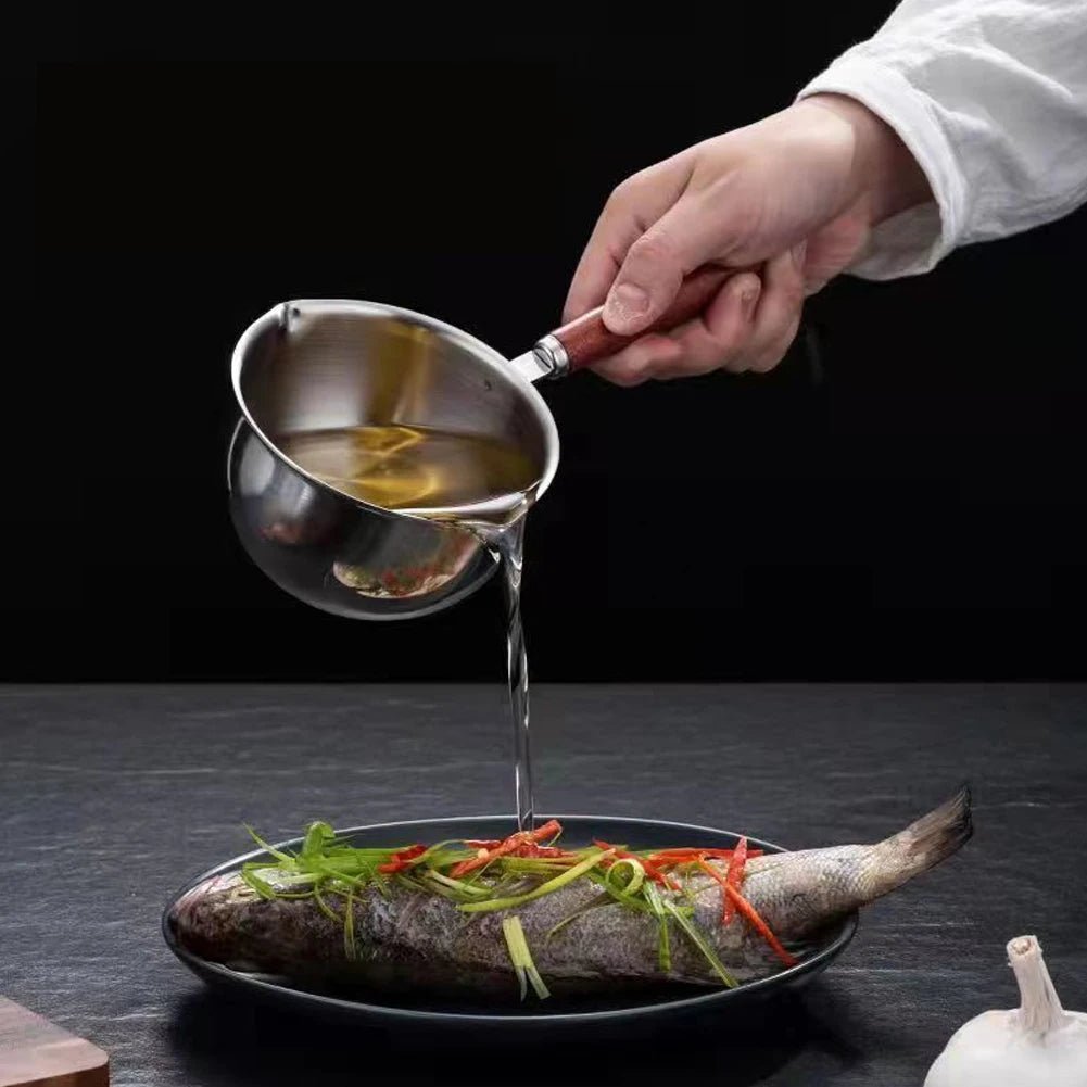 CASSEROLE- À- HUILE- CHAUDE- POUR- ARROSAGE  :verse-huile-sur-poisson