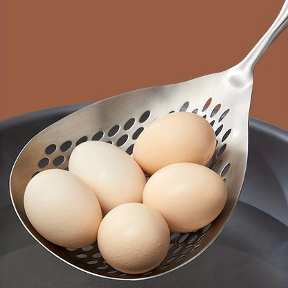 CUILLÈRE- PASSOIRE- EN- INOX : avec-des-œufs