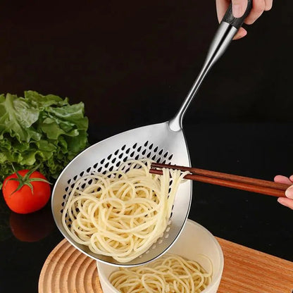 CUILLÈRE- PASSOIRE- EN- INOX : avec-des-spaghettis-adenté