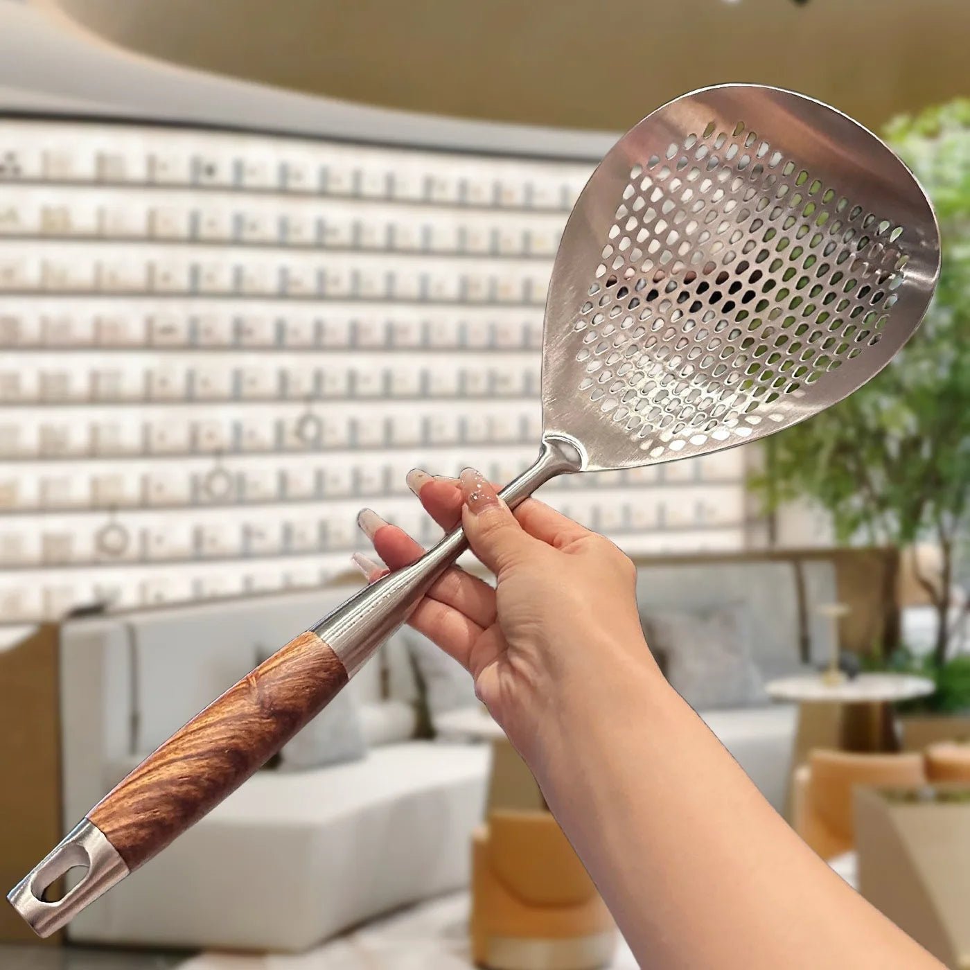 CUILLÈRE- PASSOIRE- EN- INOX : en- main