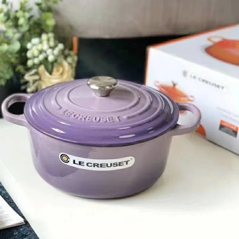Cocotte Ronde - en - Fonte - Émaillée - 24 CM - (3,7 à 4,2L) - Mijoté, Four et Induction - Nettoyage Facile - 7 Couleurs : violet - avec - son - couvercle -sur- une - table