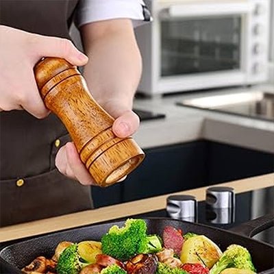 Moulin - sel - et - poivre - en - bois - et - acier - inoxydable - assaisonnement - dans - poêle - en - fonte