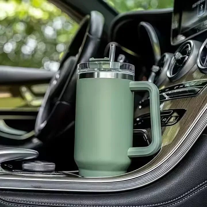 Mug - isotherme - en - acier -inoxydable - avec - paille - dans - porte - gobelet - de - voiture