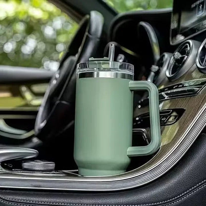 Mug - isotherme - en - acier -inoxydable - avec - paille - dans - porte - gobelet - de - voiture