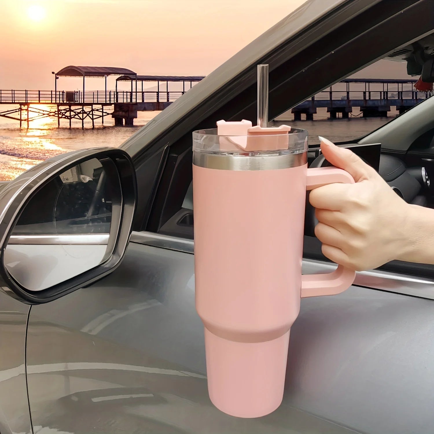 Mug - isotherme - en - acier -inoxydable - avec - paille - en - main