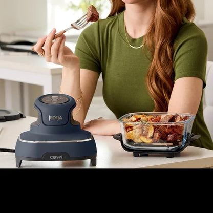 Ninja Crispi 4 - en - 1 - Four à Air Chaud pour Cuisson, Gril, Rôtissage, Friture à l'air : une - personne - qui -déguste - de-  la - viande