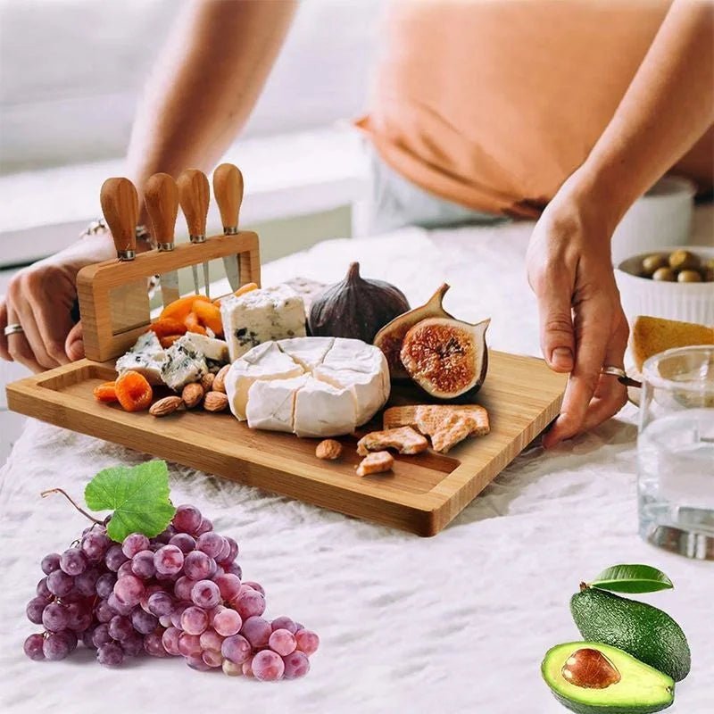 Planche - apéritif - 3 - compartiments - bambou - sur - table