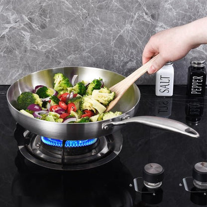 Poêles -  et - ustensiles -  de - cuisson - sur - feu - sur - gazinière