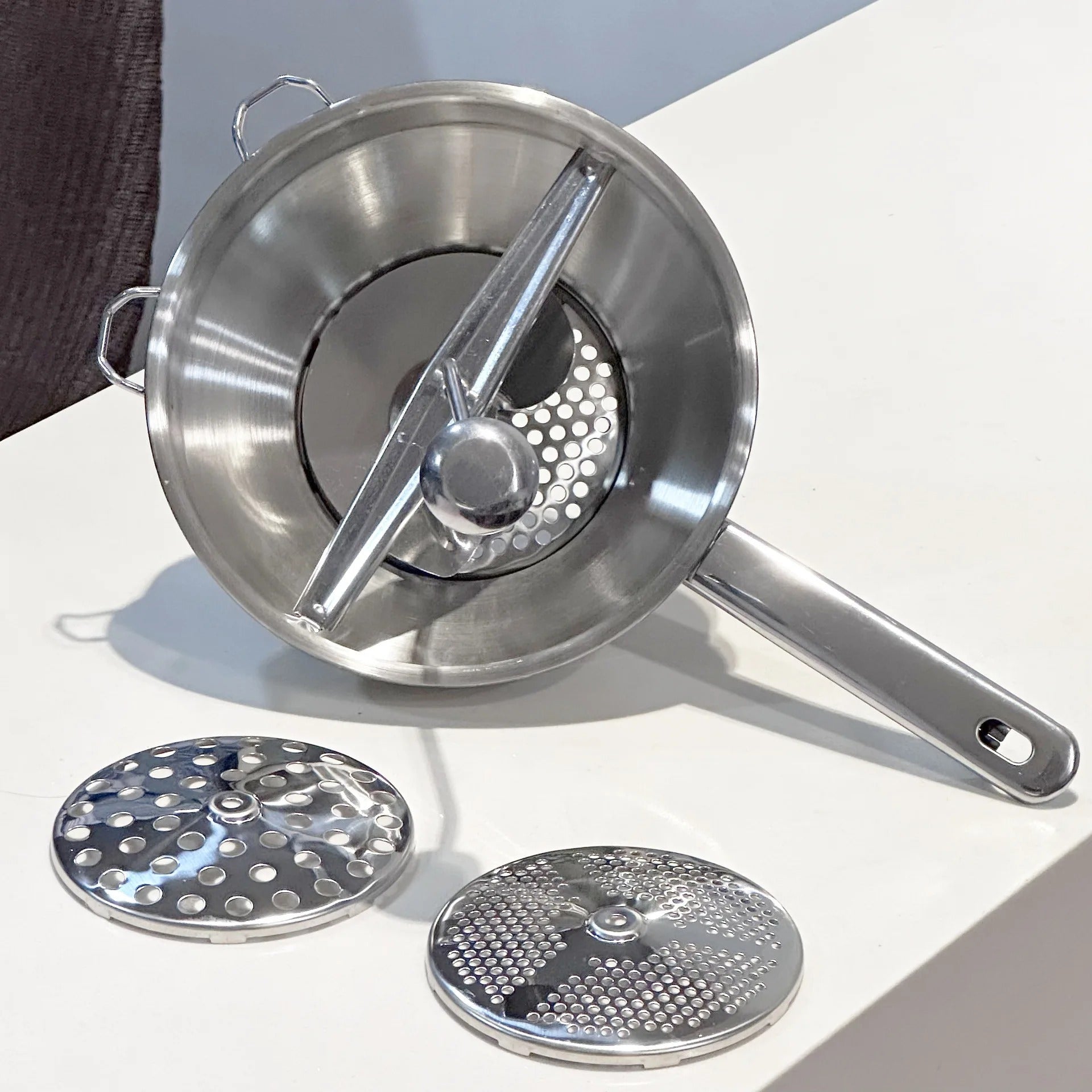 Presse-purée - inox - à - spirale - avec - ces - ustensiles