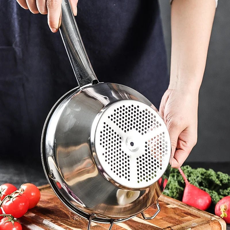 Presse-purée - inox - à - spirale - dans - une - main