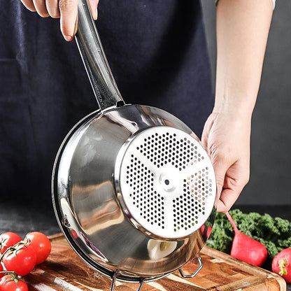 Presse-purée - inox - à - spirale - dans - une - main