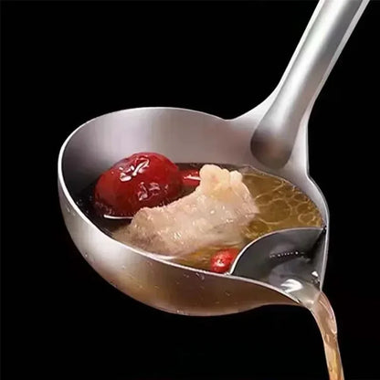 Louche de service avec bec verseur pour sauces et soupes