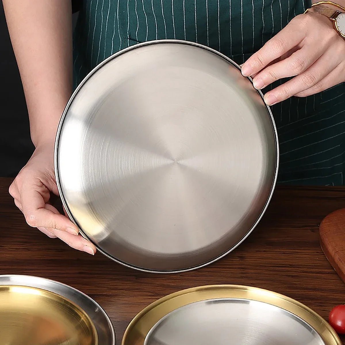assiette argent uniquement un dans les mains