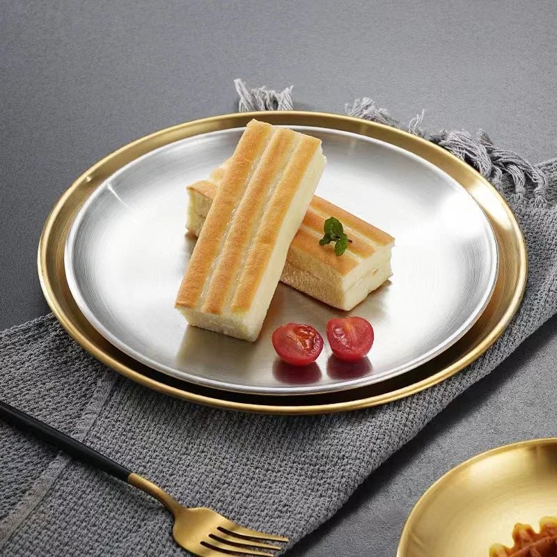 assiette contenant gâteau