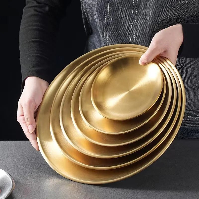 assiettes or dans les mains