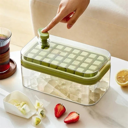 bac à glaçons avec fraise à côté