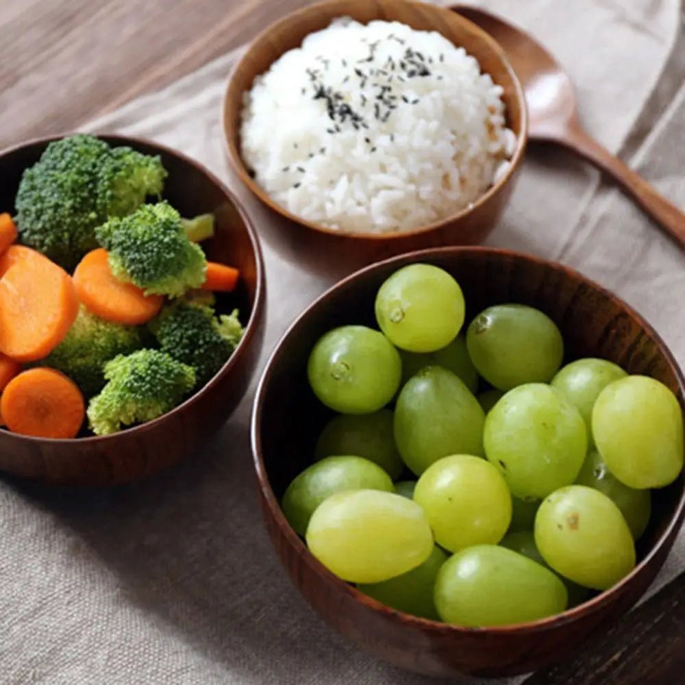 bol- en- bois- de- jujube- artisanal : avec-raisin vert-sur-table