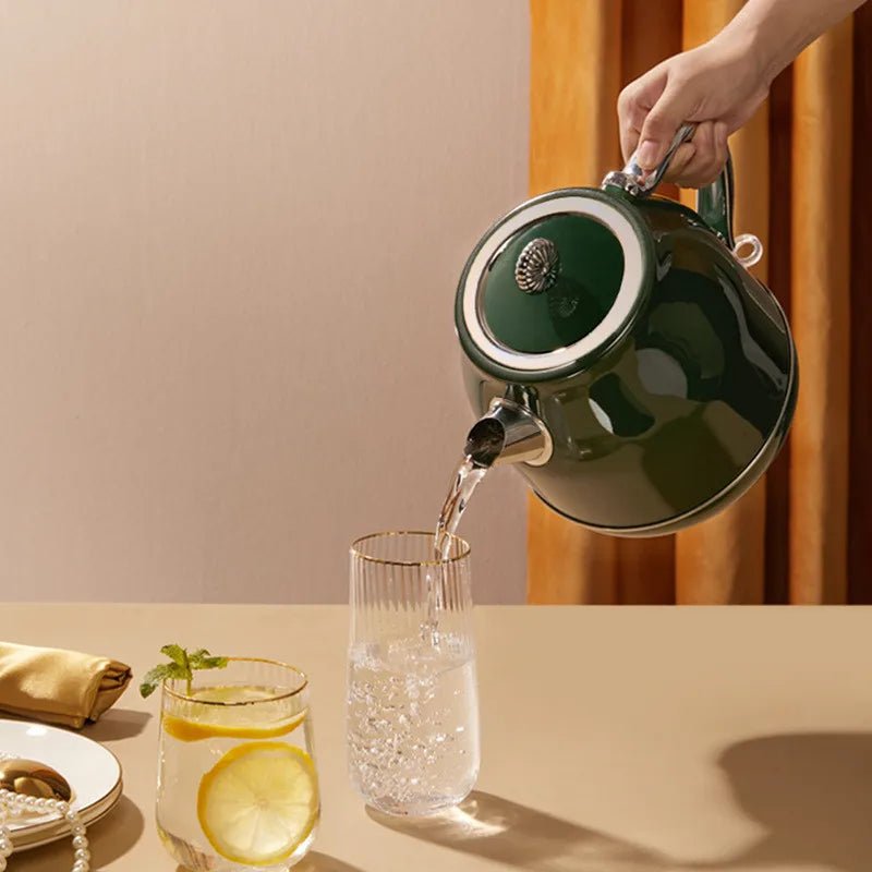 bouilloire- beige- vintage : versant- de- l'eau- dans- un- verre- sur - la- table