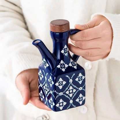 BOUTEILLE D'HUILE EN CÉRAMIQUE STYLE FARMHOUSE (Bleu Fleuri) | Verseur Anti - Goutte et Déco Cuisine - Prati - Kitchen
