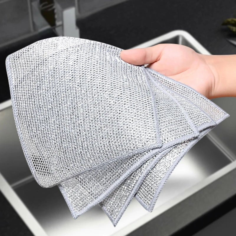 chiffon à vaisselle dans les mains