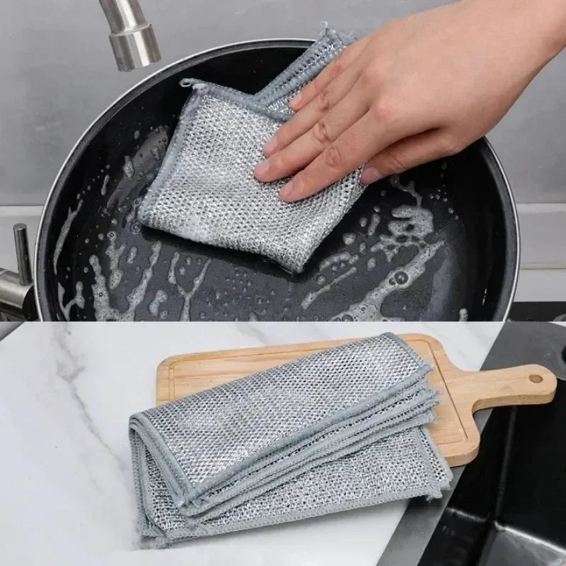 chiffon à vaisselle sur planche en bois