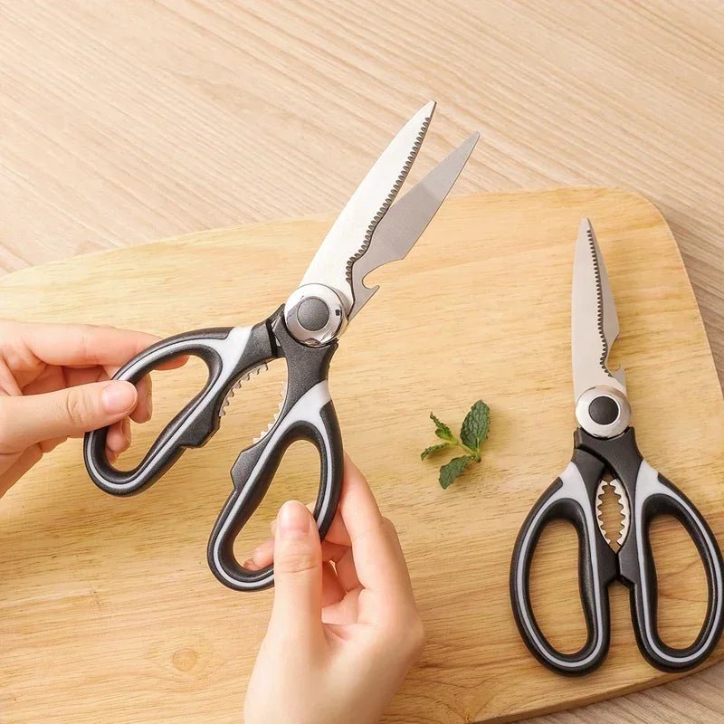 ciseaux de cuisine dans une main