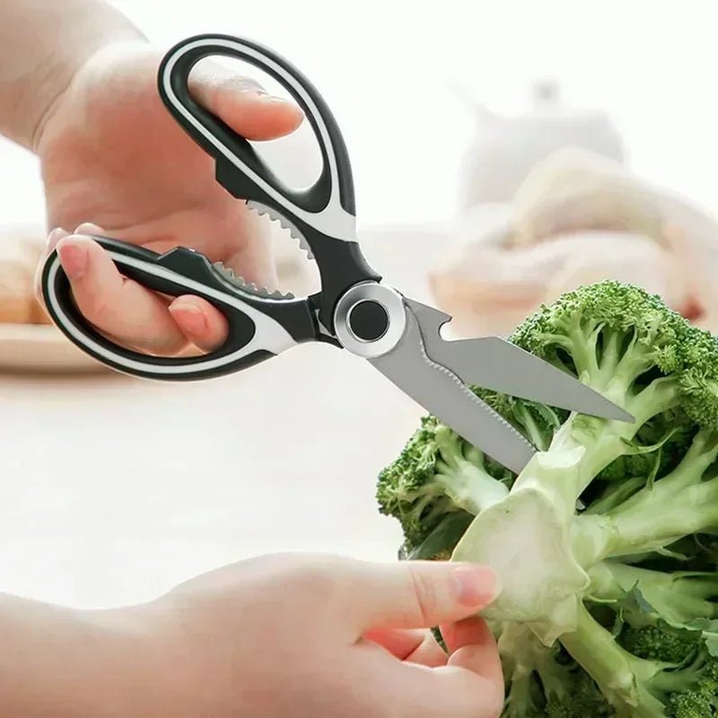 ciseaux de cuisine qui coupe du brocolis