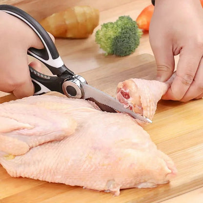 ciseaux de cuisine qui coupe du poulet