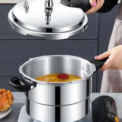 cocotte- minute- 8- litres- Inox : une- main- qui- tient- son- couvercle