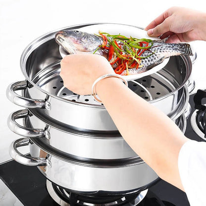 cuiseur- vapeur- 3 couches : une- main- mettant- poisson- dedans